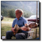 Der Besitzer des Campingplatzes, Lars Vinje, spielt Volkslieder für uns