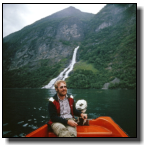Mit dem Motorboot von Lars Vinje fahren wir zum Wasserfall